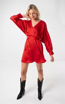 Satin look jurk met strikdetail | Rood | Guts & Gusto