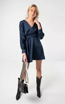 Satin look jurk met strikdetail | Donkerblauw | Guts & Gusto