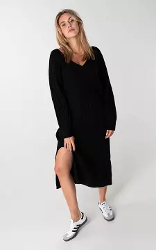 Knitted maxi dress with v-neck | Black | Guts & Gusto